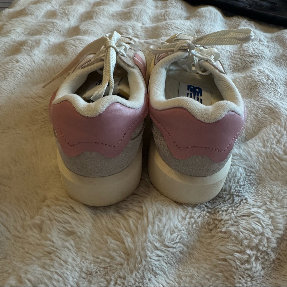 New balance shoes - Picture 3 of 7